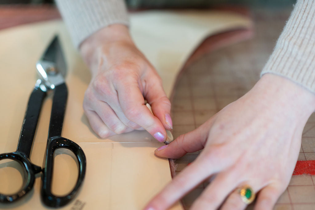 hands tracing a hobo bag pattern
