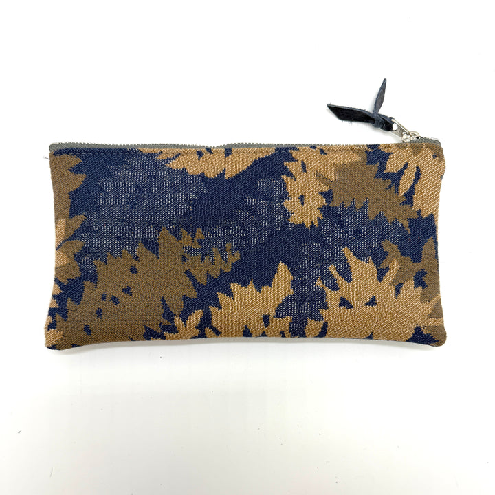 Camouflage-patterned pouch with a zipper on a white background#color_blue-ferns