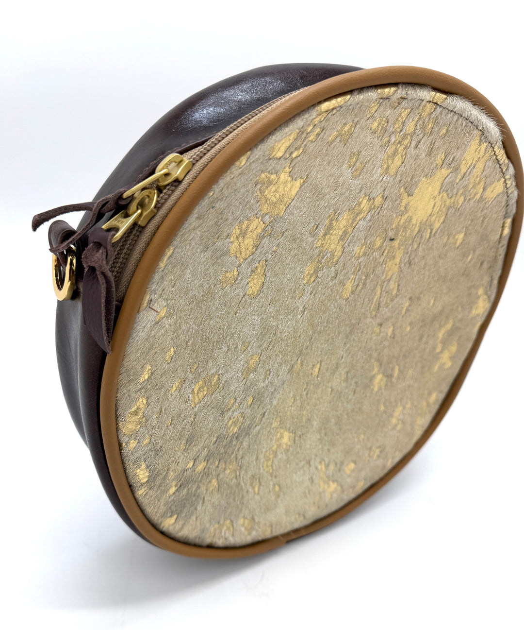 Round pouch with gold leaf pattern on a white background#color_gold-foil-ponyhair-leather
