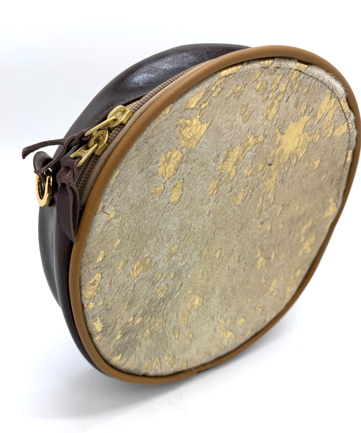 Round pouch with gold leaf pattern on a white background#color_gold-foil-ponyhair-leather