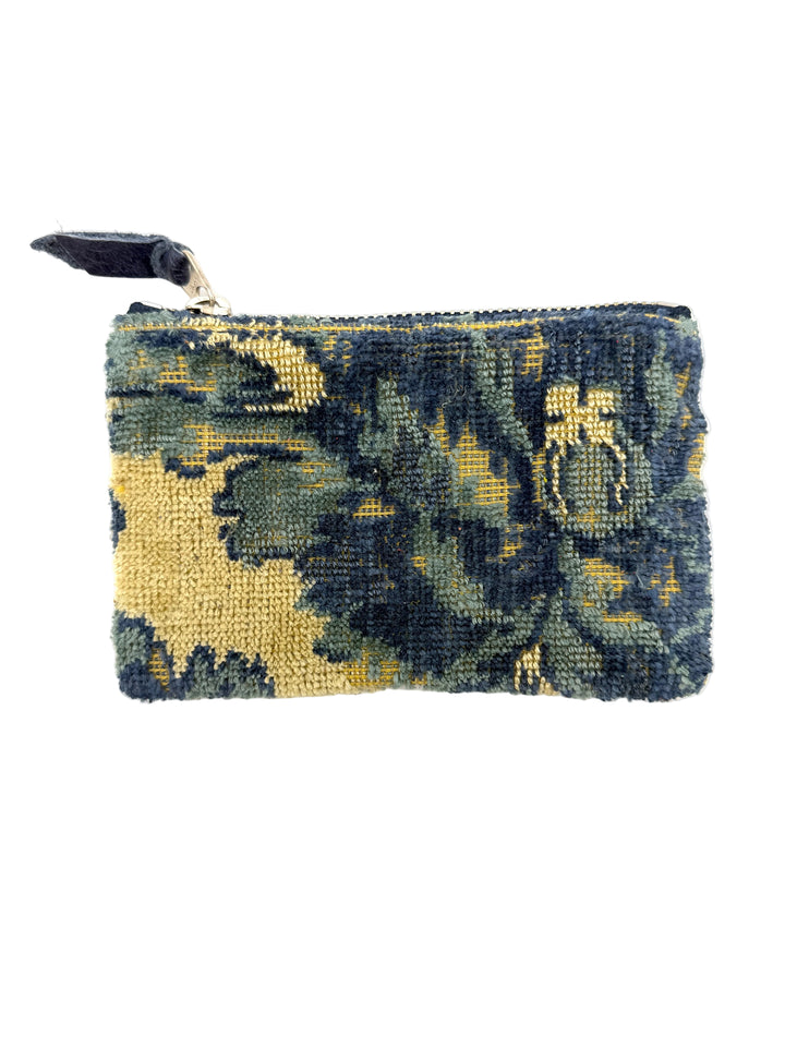 Floral patterned pouch on a white background#color_bleu-tapestry