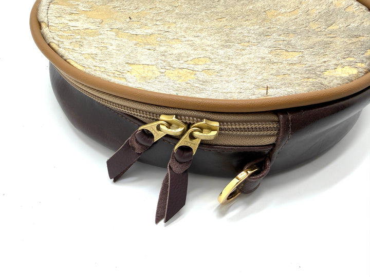 Round pouch with gold zipper and textured beige top on a white background#color_gold-foil-ponyhair-leather