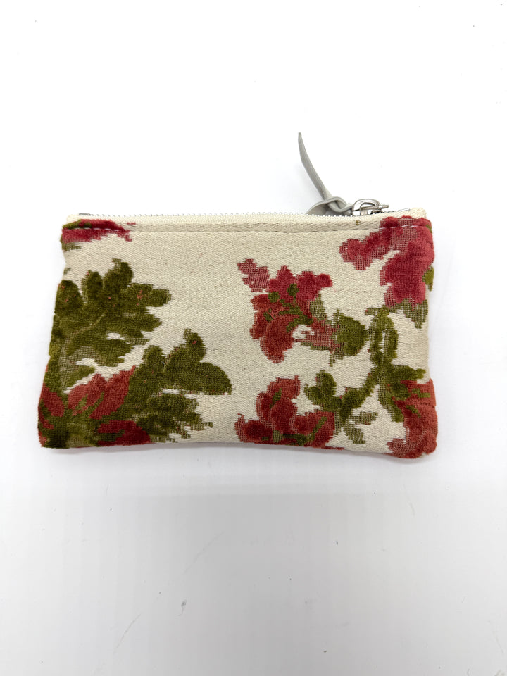 Floral patterned pouch on a white background#color_chateau-rose