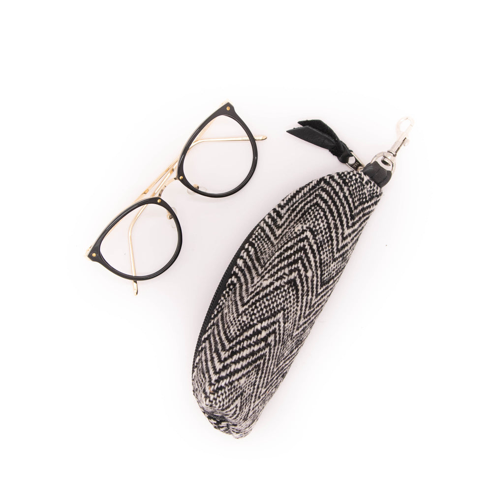 Black-framed glasses with a patterned case on a white background#color_crosswind-chevron