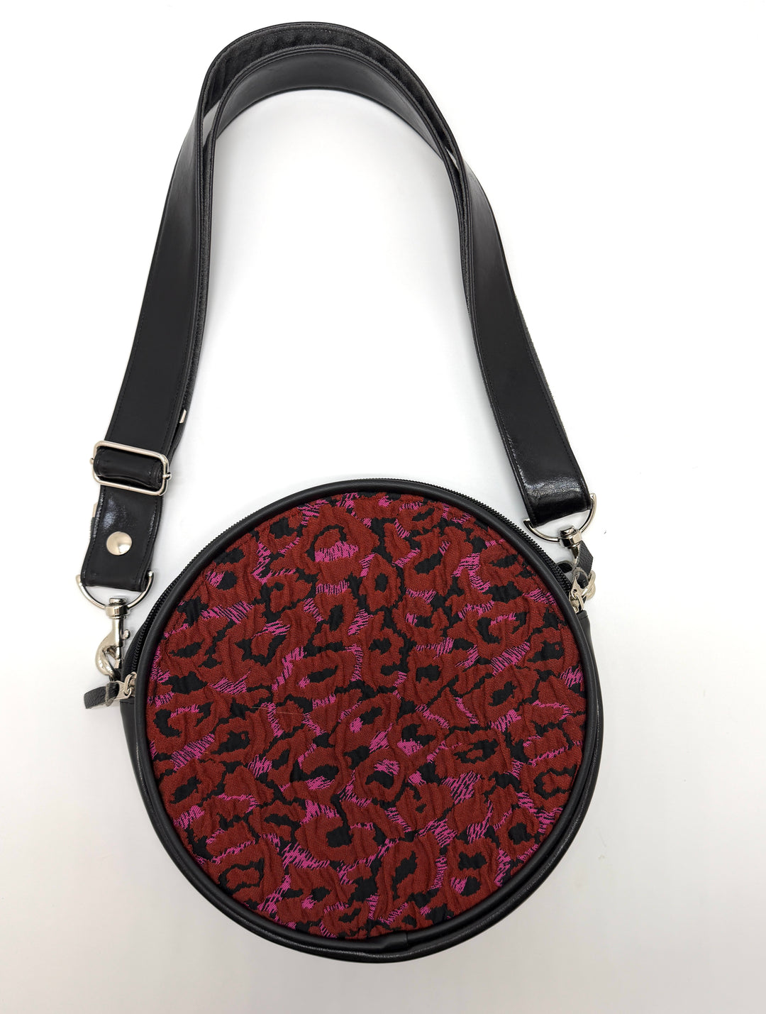Round bag with a red and black pattern on a white background#color_poppy-leopard