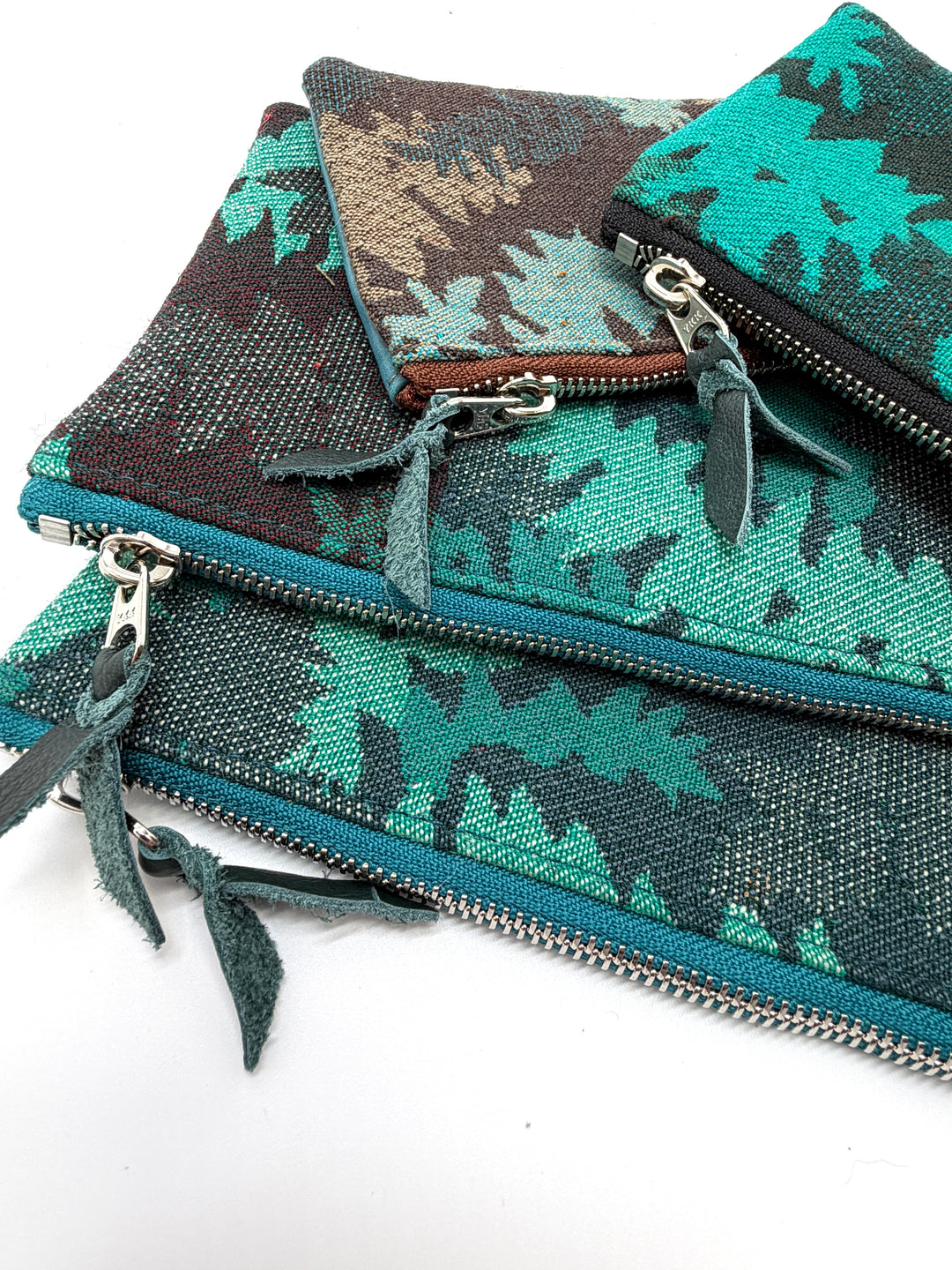 Set of tropical-fern-patterned pouches with zippers on a white background#color_teal-ferns